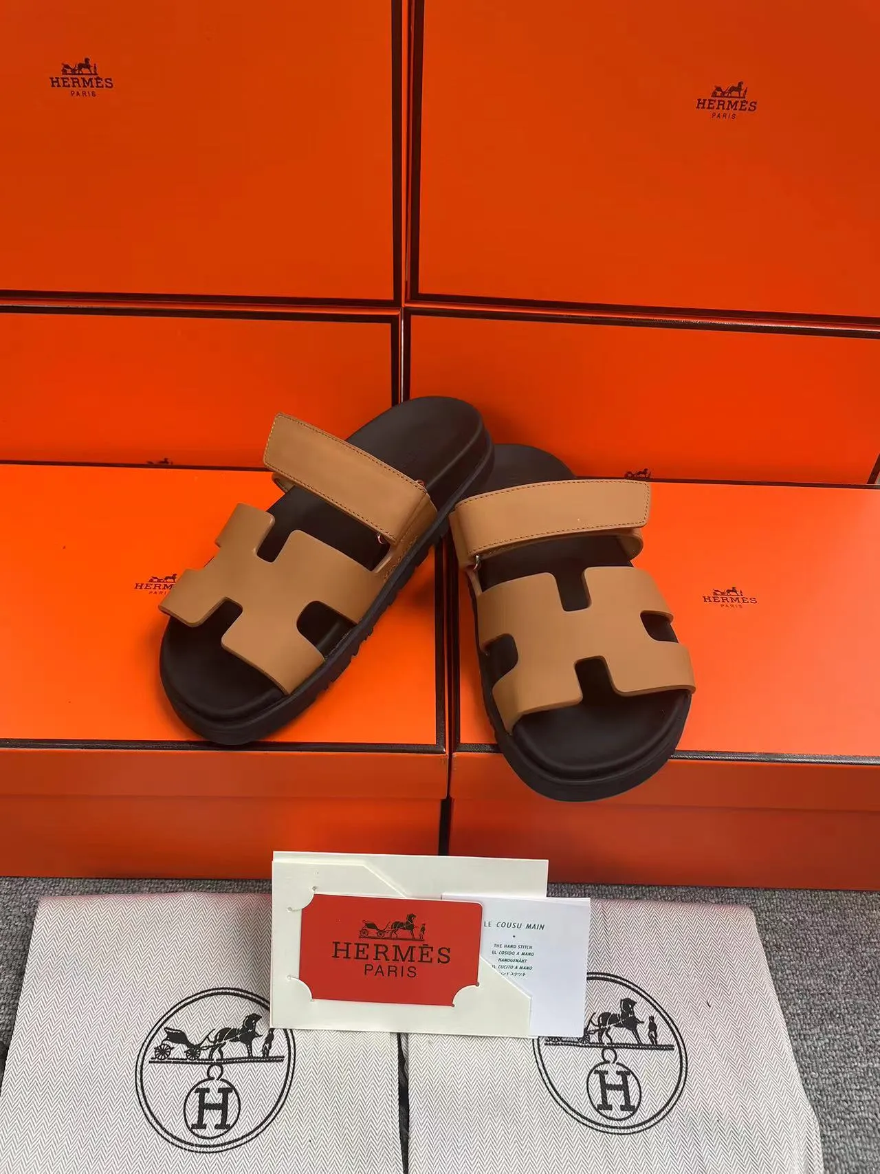 👟👟Ex-factory price 480👟👟, H HERMES is the same style for men and women, the couple's second uncle shoes that have become very popular recently - sandals, paired with various colorful socks, very trendy ✅Upper: imported mixed sheepskin and deerskin ✅Inner: imported mixed sheepskin ✅Outsole: Tpu non-slip and wear-resistant outsole ✅Size: women's 35-42. Male 38-46